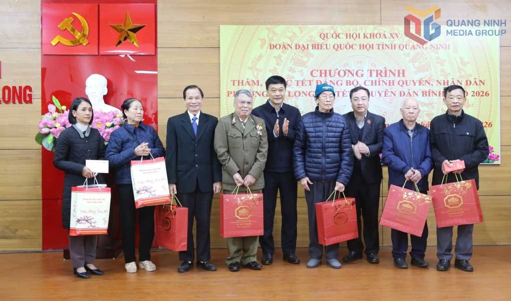 Các ĐBQH tỉnh tặng quà Tết các gia đình chính sách trên địa bàn phường Hạ Long