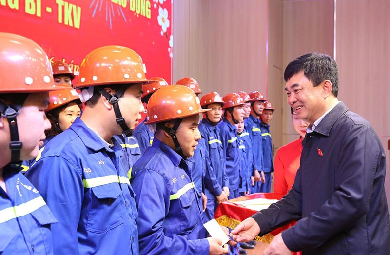 Chủ tịch HĐTV Tập đoàn TKV Ngô Hoàng Ngân tặng quà Tết tới công nhân, lao động Công ty Than Uông Bí