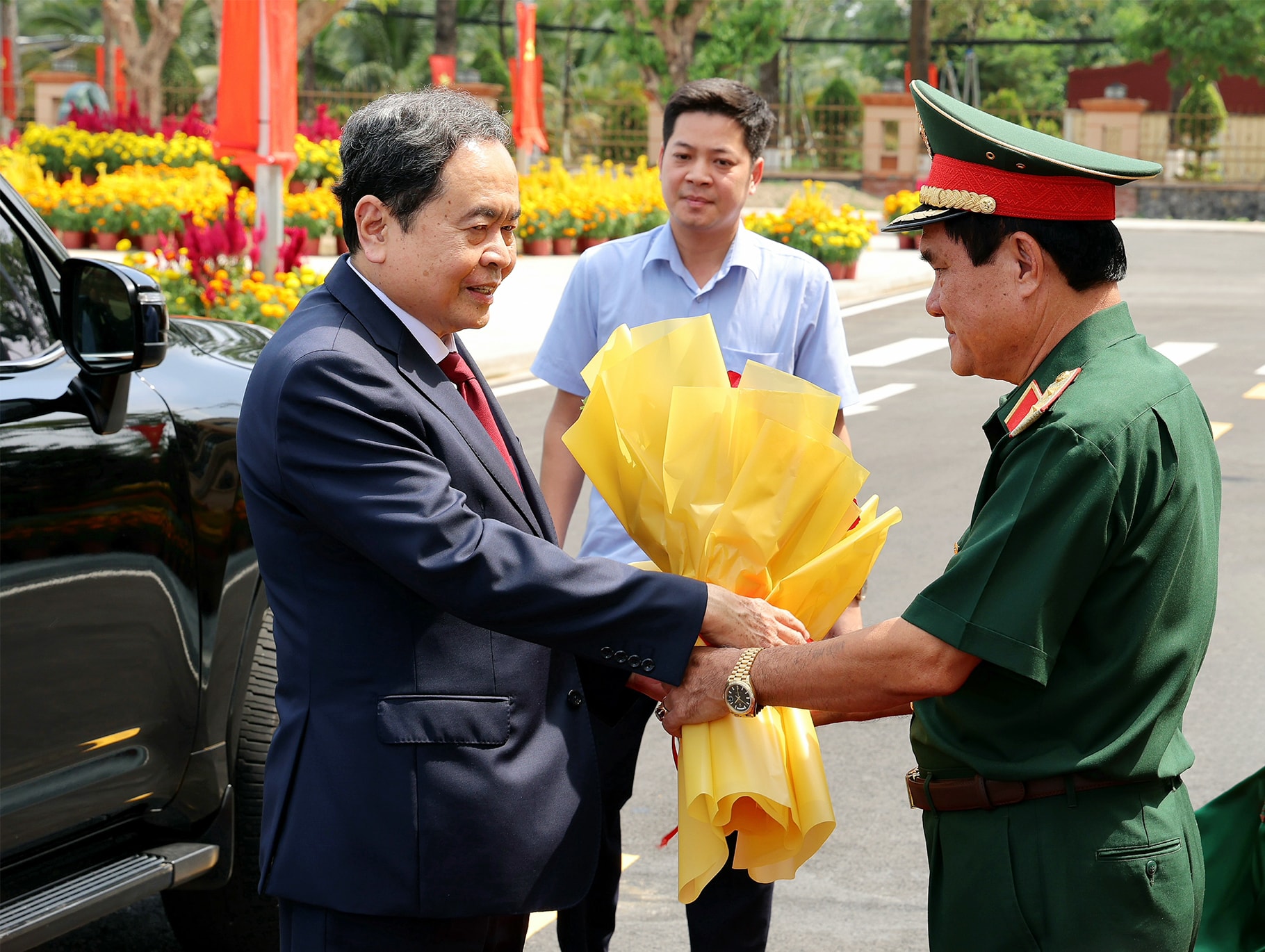 Trung tướng Nguyễn Xuân Dắt – Tư Lệnh Quân khu 9 tặng hoa Chủ tịch Quốc hội Trần Thanh Mẫn khi đến thăm chúc Tết đơn vị