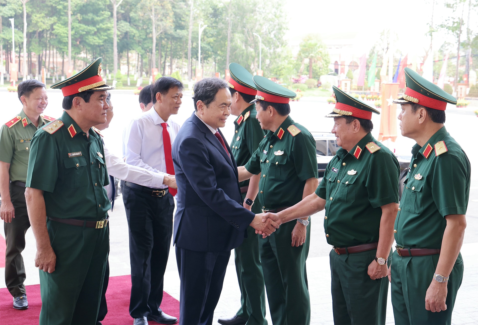 Chủ tịch Quốc hội Trần Thanh Mẫn đến thăm Đảng ủy - Bộ Tư lệnh Quân khu 9