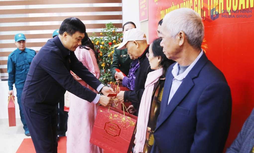 Phó Chủ tịch Quốc hội Vũ Hồng Thanh tặng quà Tết các gia đình chính sách trên địa bàn phường Hồng Gai