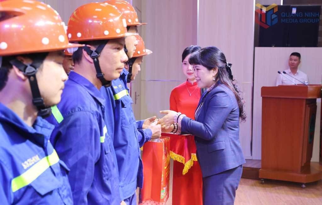 Phó trưởng Đoàn ĐBQH tỉnh Nguyễn Thị Thu Hà tặng quà, chúc Tết người lao động Công ty Than Uông Bí