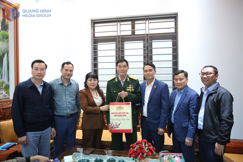 Phó Trưởng Đoàn ĐBQH tỉnh Nguyễn Thị Thu Hà trao quà Tết của Đoàn ĐBQH tỉnh cho gia đình ông Tại Văn Bảo, người dân tộc có uy tín trên địa bàn xã Hải Hòa...