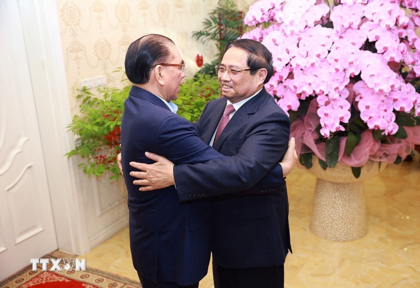 Thủ tướng Phạm Minh Chính thăm nguyên Tổng Bí thư Nông Đức Mạnh. (Ảnh: Dương Giang/TTXVN)