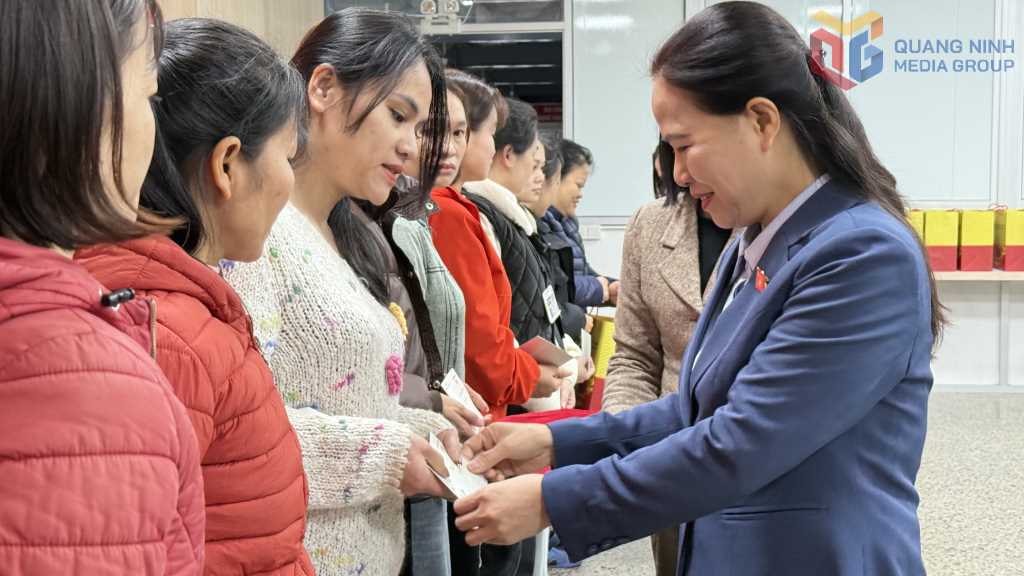 Đoàn Đại biểu Quốc hội và LĐLĐ tỉnh tặng quà Tết cho công nhân Công ty TNHH Dệt may Weitai Hạ Long và Công ty TNHH Dệt may Weili Hạ Long (KCN Việt Hưng).