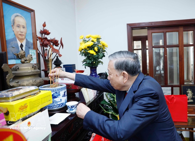 Party General Secretary To Lam offers incense in tribute to late PM Pham Van Dong. (Photo: VNA)