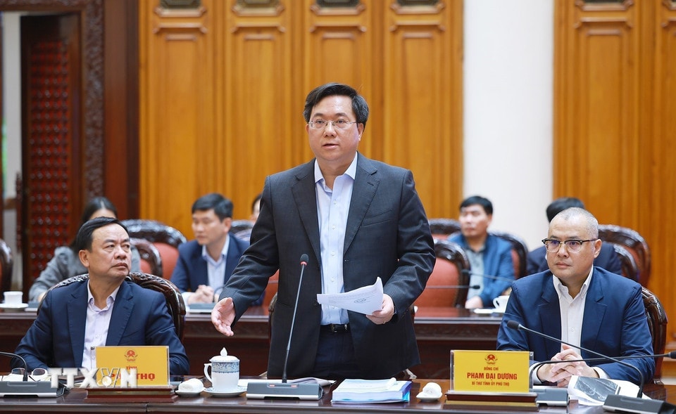 Chủ tịch UBND tỉnh Phú Thọ Trần Duy Đông báo cáo tình hình triển khai khắc phục hư hỏng công trình cầu sông Lô. (Ảnh: Dương Giang/TTXVN)
