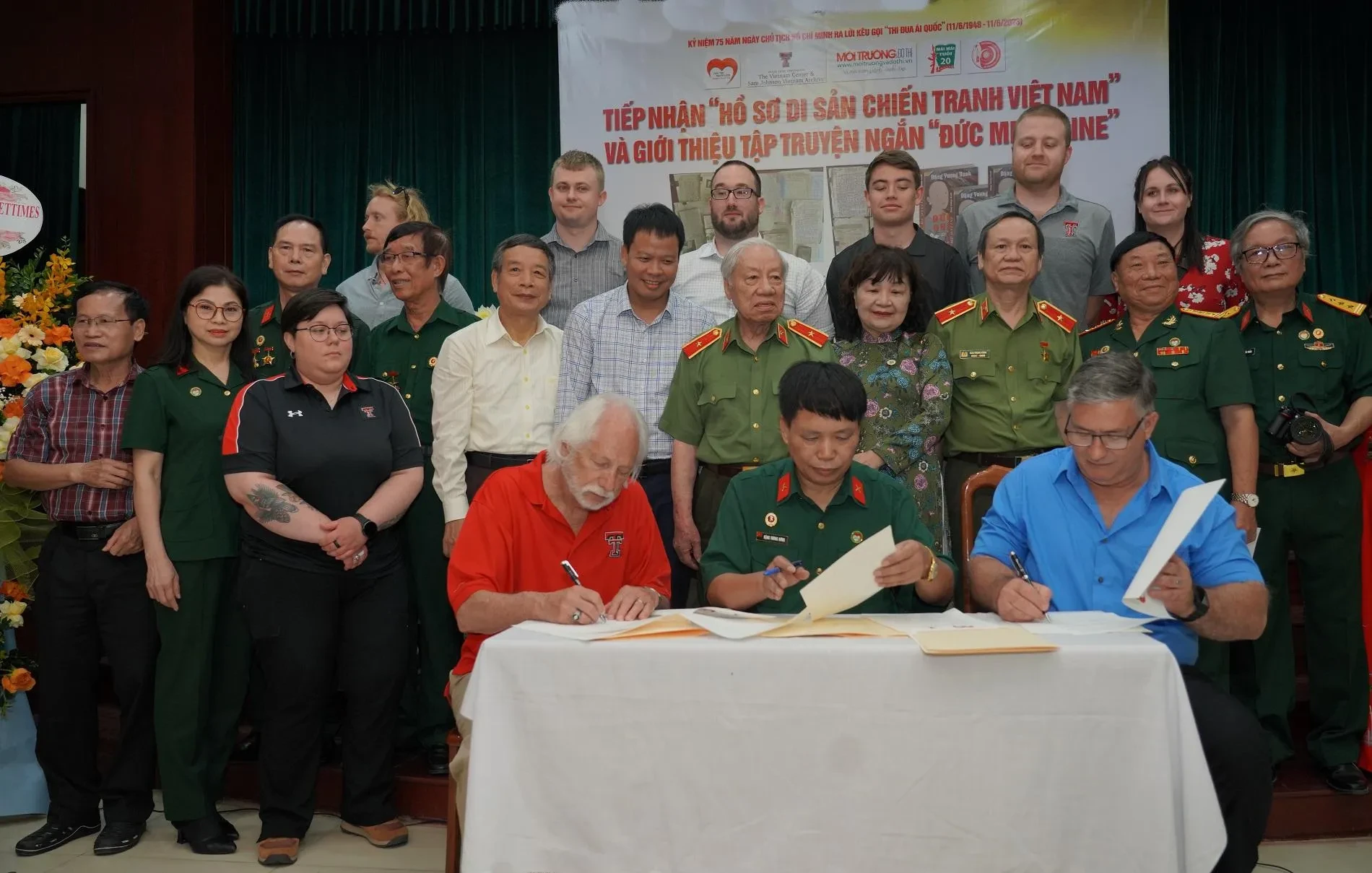 (hàng đầu, ngồi giữa) - người sáng lập Tổ chức “Trái tim người lính Việt Nam” ký Thỏa thuận ghi nhớ giữa Tổ chức “Trái tim người lính Việt Nam” và Trung tâm Việt Nam và Lưu trữ (VNCA) Hoa Kỳ, năm 2023.