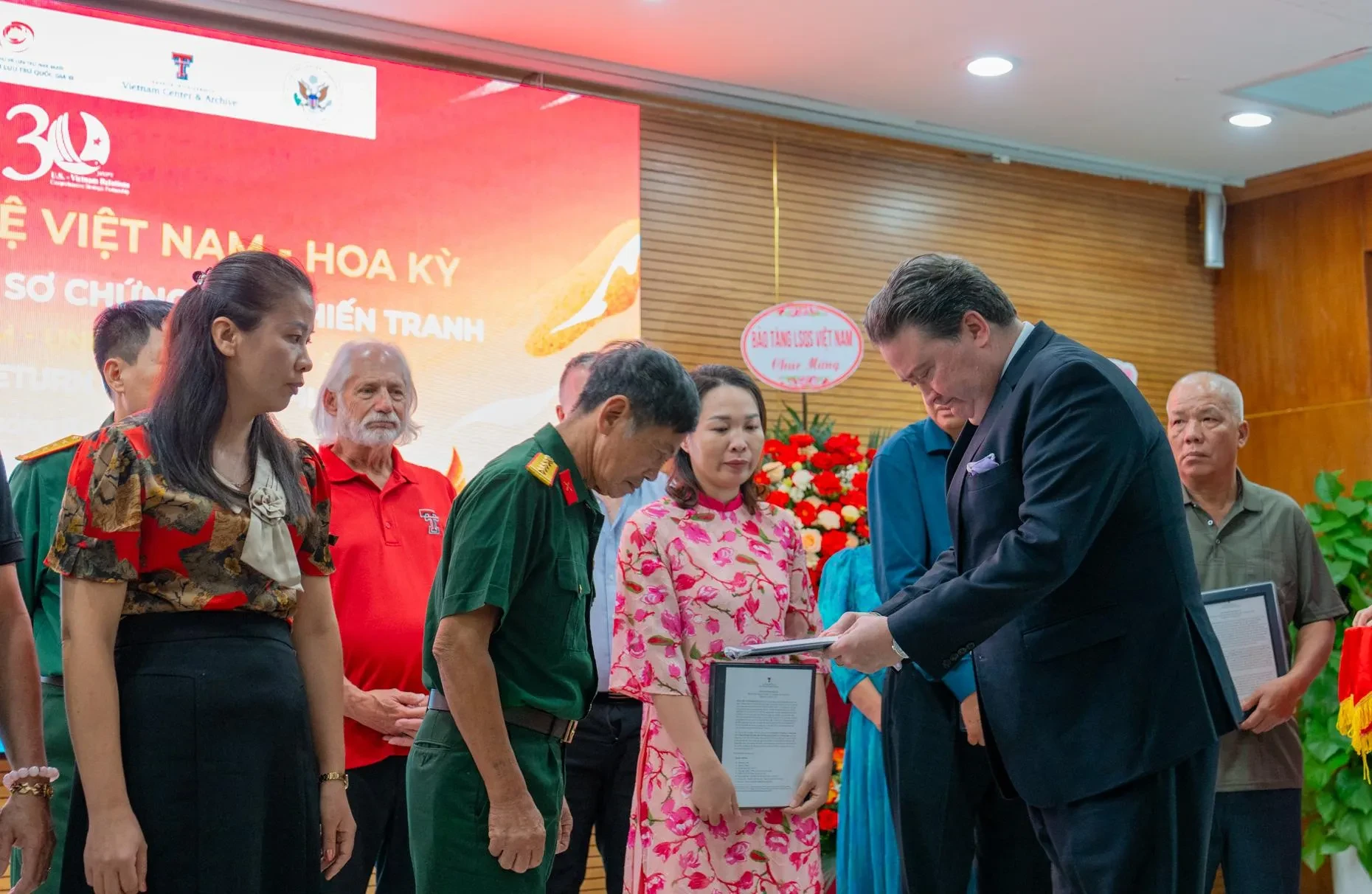 t.cmx-cdn.com-cuuchienbinh.vn-files-storage-2026-02-14-_4-trao-tra-ho-so-2025-170014.webp