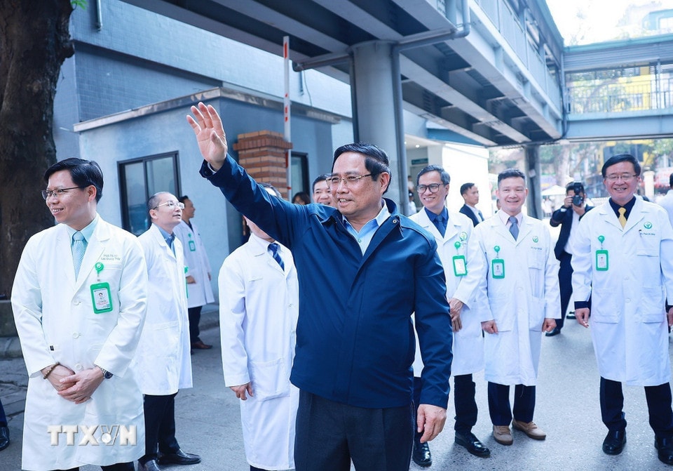 Thủ tướng Phạm Minh Chính thăm, chúc Tết cán bộ, bác sỹ, nhân viên y tế Bệnh viện hữu nghị Việt Đức. (Ảnh: Dương Giang/TTXVN)