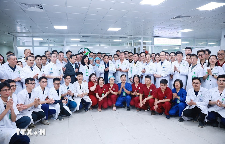 Thủ tướng Phạm Minh Chính thăm, chúc Tết cán bộ, bác sỹ, nhân viên y tế Bệnh viện hữu nghị Việt Đức. (Ảnh: Dương Giang/TTXVN)