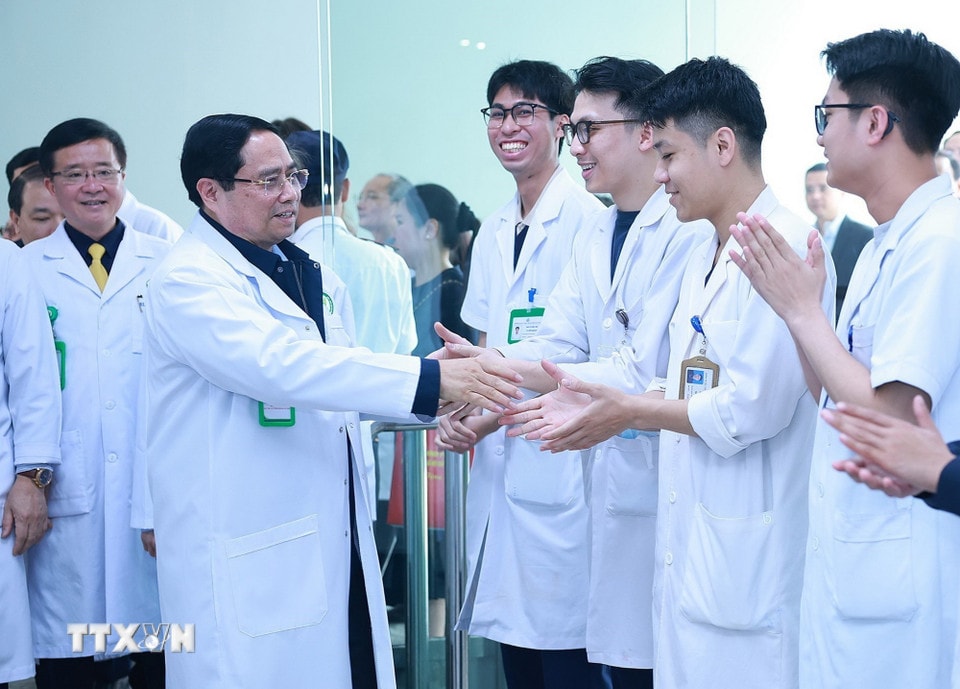 Thủ tướng Phạm Minh Chính thăm, chúc Tết cán bộ, bác sỹ, nhân viên y tế Bệnh viện hữu nghị Việt Đức. (Ảnh: Dương Giang/TTXVN)