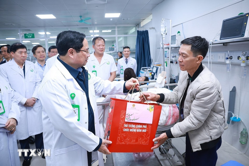 Thủ tướng Phạm Minh Chính thăm, chúc Tết, tặng quà cho bệnh nhân đang điều trị tại Bệnh viện hữu nghị Việt Đức. (Ảnh: Dương Giang/TTXVN)