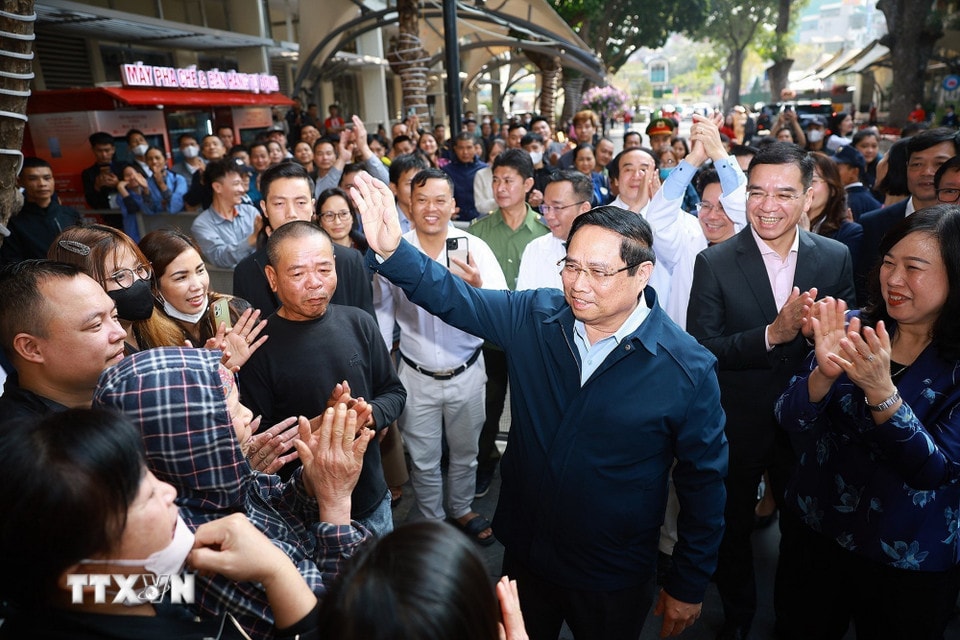 Thủ tướng Phạm Minh Chính thăm hỏi, chúc Tết người thân bệnh nhân điều trị tại Bệnh viện Hữu nghị Việt Đức. (Ảnh: Dương Giang/TTXVN)