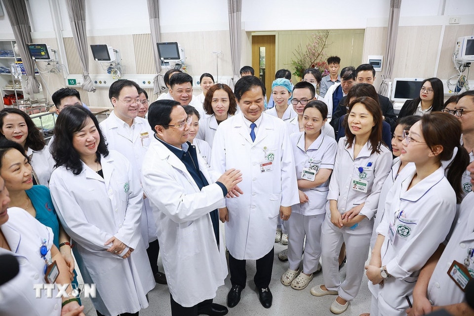 Thủ tướng Phạm Minh Chính chúc Tết, giao nhiệm vụ cho các cán bộ, bác sỹ, nhân viên y tế Bệnh viện Bạch Mai. (Ảnh: Dương Giang/TTXVN)