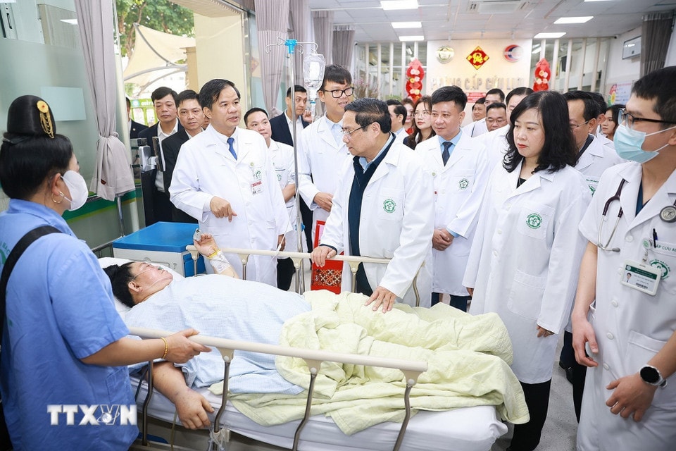 Thủ tướng Phạm Minh Chính thăm, chúc Tết bệnh nhân đang điều trị tại Bệnh viện Bạch Mai. (Ảnh: Dương Giang/TTXVN)