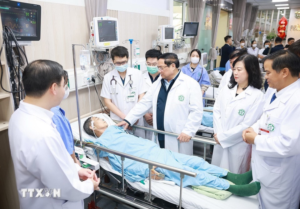 Thủ tướng Phạm Minh Chính thăm, chúc Tết bệnh nhân đang điều trị tại Bệnh viện Bạch Mai. (Ảnh: Dương Giang/TTXVN)