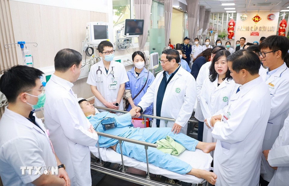 Thủ tướng Phạm Minh Chính thăm, chúc Tết bệnh nhân đang điều trị tại Bệnh viện Bạch Mai. (Ảnh: Dương Giang/TTXVN)