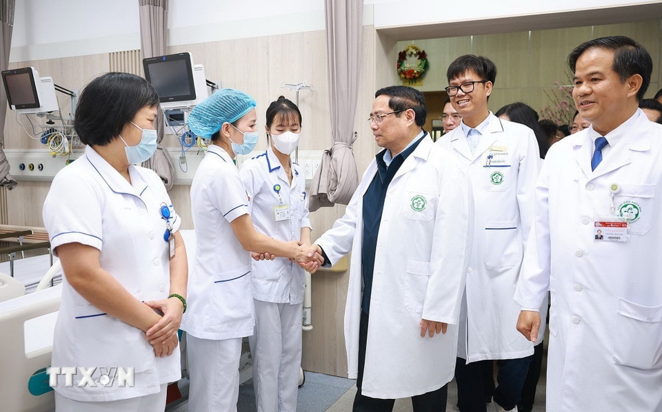 Thủ tướng Phạm Minh Chính thăm, chúc Tết các y sỹ, bác sỹ Bệnh viện Bạch Mai. (Ảnh: Dương Giang/TTXVN)