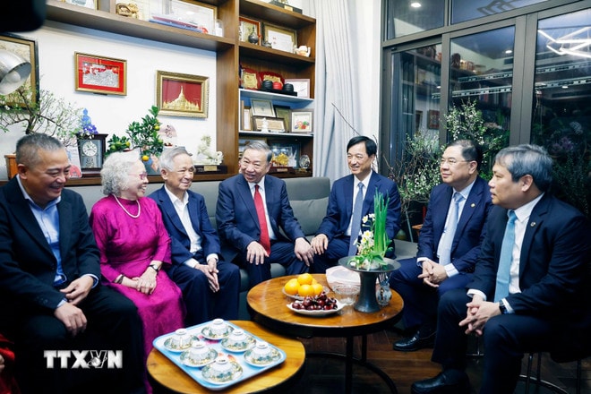 ttxvn-tong-bi-thu-tham-chuc-tet-gia-dinh-nha-giao-va-thay-thuoc-nhan-dan-1-resize.jpg