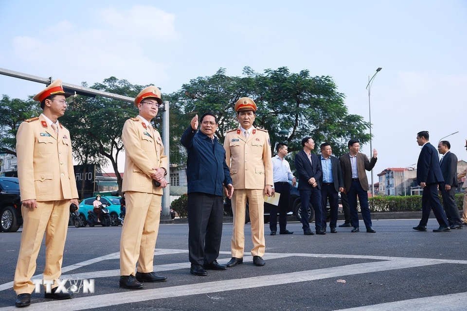 Thủ tướng Phạm Minh Chính kiểm tra công tác đảm bảo trật tự an toàn giao thông tại nút giao Nguyễn Văn Cừ - Ngọc Thụy. (Ảnh: Dương Giang/TTXVN)