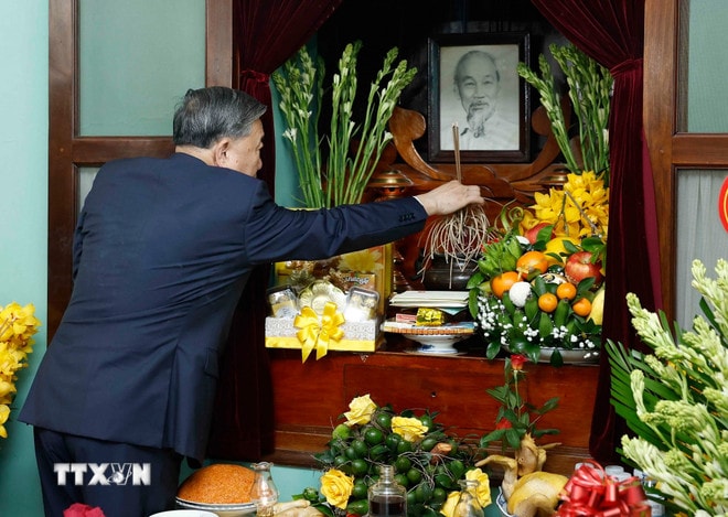 Tổng Bí thư Tô Lâm dâng hương tưởng niệm Bác Hồ tại Nhà 67, Khu Di tích Chủ tịch Hồ Chí Minh tại Phủ Chủ tịch. (Ảnh: Thống Nhất/TTXVN) ttxvn-1602-tong-bi-thu-dang-huong-tuong-niem-chu-tich-ho-chi-minh-nha-67-1.jpg