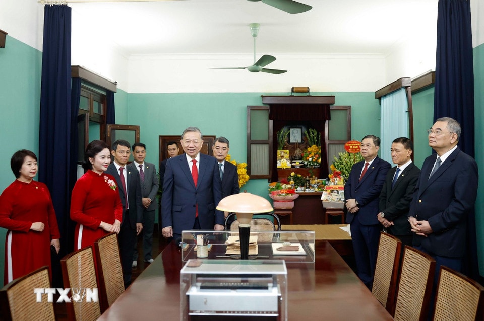 Tổng Bí thư Tô Lâm xem các kỷ vật của Bác Hồ tại Nhà 67, Khu di tích Chủ tịch Hồ Chí Minh trong Phủ Chủ tịch. (Ảnh: Thống Nhất/TTXVN)