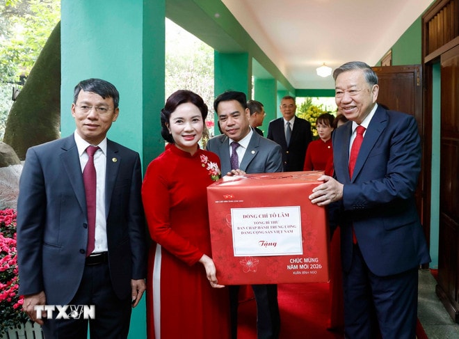 Tổng Bí thư Tô Lâm tặng quà cho cán bộ, nhân viên Khu Di tích Chủ tịch Hồ Chí Minh trong Phủ Chủ tịch. (Ảnh: Thống Nhất/TTXVN) ttxvn-1602-tong-bi-thu-dang-huong-tuong-niem-chu-tich-ho-chi-minh-nha-67-4.jpg