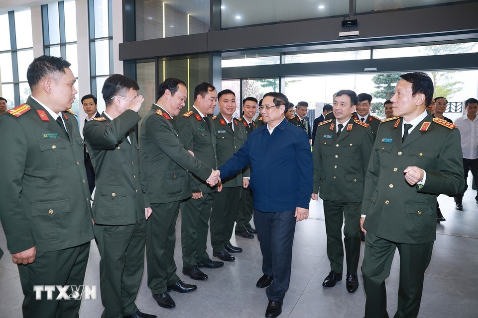 Thủ tướng Phạm Minh Chính chúc Tết, kiểm tra công tác đảm bảo an ninh an toàn mạng của Cục An ninh mạng và Phòng chống tội phạm sử dụng công nghệ cao - Bộ Công an.(Ảnh: Dương Giang/TTXVN)