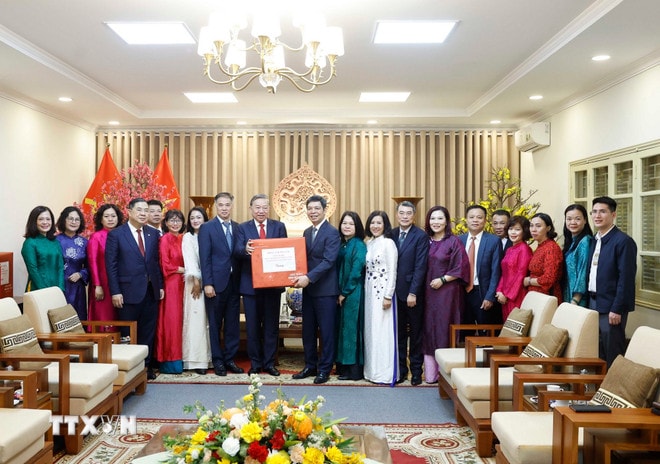 Tổng Bí thư Tô Lâm tặng quà cho cán bộ, nhân viên Khu Di tích Hoàng Thành Thăng Long-Hà Nội. (Ảnh: Thống Nhất/TTXVN) ttxvn-1602-tong-bi-thu-dang-huong-hoang-thanh-thang-long-4.jpg