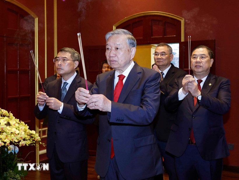 Tổng Bí thư Tô Lâm dâng hương tưởng nhớ, tri ân các bậc tiên đế có công với đất nước tại Khu Di tích Hoàng Thành Thăng Long-Hà Nội. (Ảnh: Thống Nhất/TTXVN)