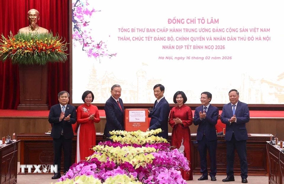 Tổng Bí thư Tô Lâm tặng quà, chúc Tết Đảng bộ, chính quyền và Nhân dân Hà Nội. (Ảnh: Văn Điệp/TTXVN)