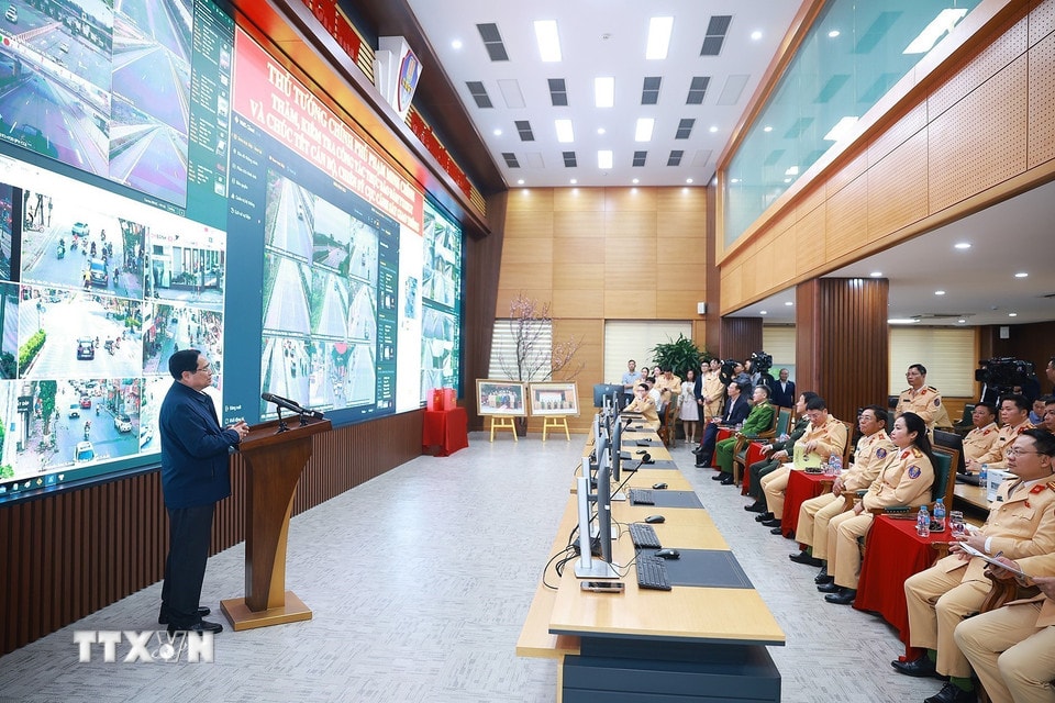 Thủ tướng Phạm Minh Chính chúc Tết và giao nhiệm vụ cho lực lượng Cảnh sát giao thông. (Ảnh: Dương Giang/TTXVN)