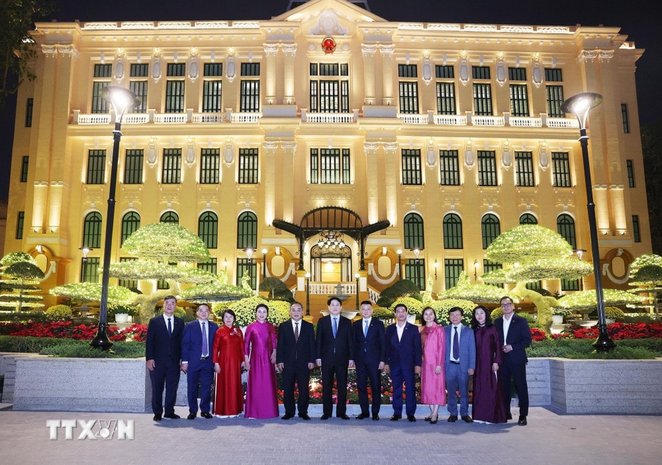 Chủ tịch nước Lương Cường với cán bộ, nhân viên Văn phòng Chủ tịch nước tại Trụ sở cơ quan Văn phòng Chủ tịch nước số 2 Lê Thạch. (Ảnh: Lâm Khánh/TTXVN)