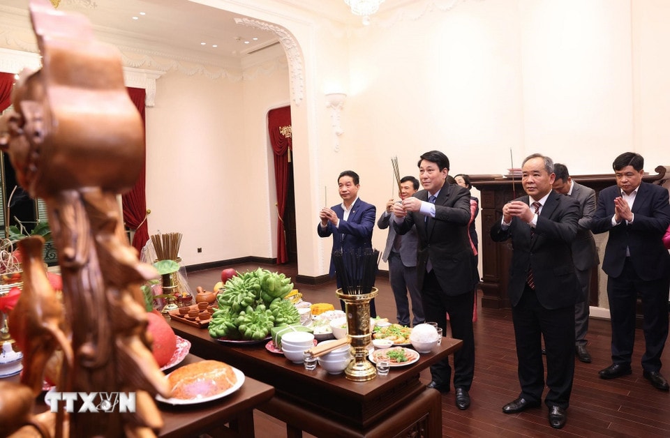 Chủ tịch nước Lương Cường tới dâng hương tưởng niệm Chủ tịch Hồ Chí Minh tại trụ sở cơ quan Văn phòng Chủ tịch nước ở số 2 Lê Thạch. (Ảnh: Lâm Khánh/TTXVN)