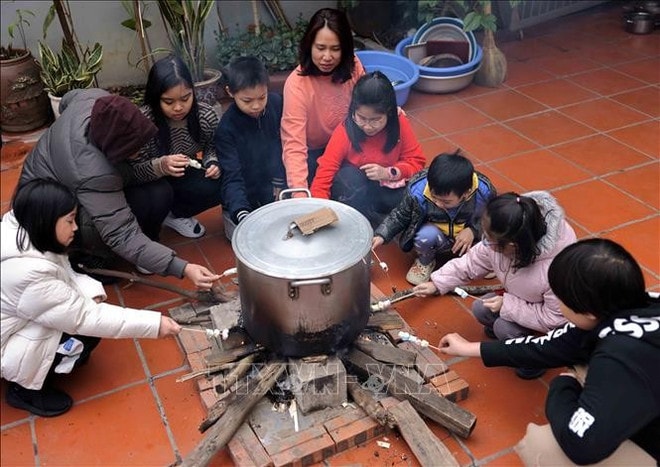 vna-making-banh-chung.jpg