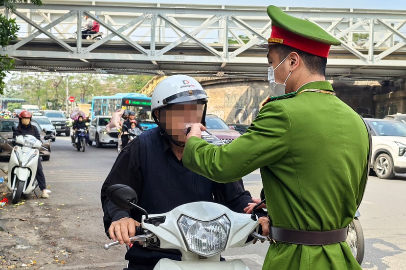Trong ngày đầu nghỉ lễ Tết nguyên đán (14.2.2026) lực lượng CSGT Hà Nội đã kiểm soát hơn 7.000 phương tiện, phát hiện và xử lý 125 trường hợp vi phạm nồng độ cồn