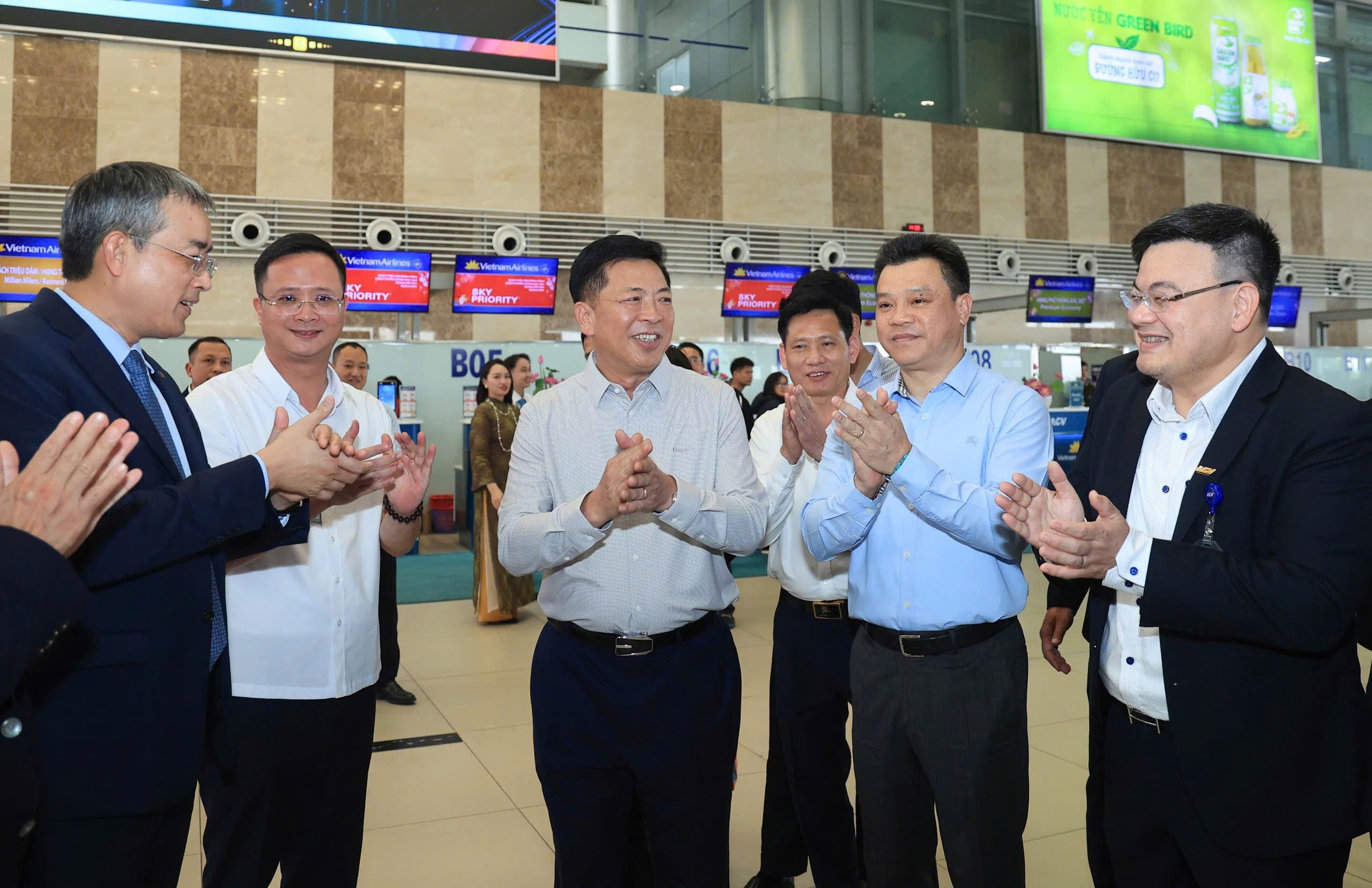 Cục trưởng Cục Hàng Không Việt Nam Uông Việt Dũng báo cáo Bộ trưởng về công tác phục vụ ngành Hàng không