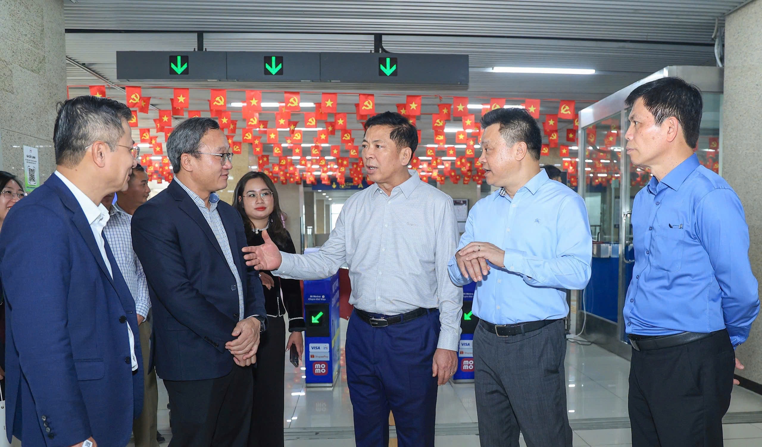 Bộ trưởng Trần Hồng Minh thị sát công tác phục vụ hành khách tại ga Cát Linh