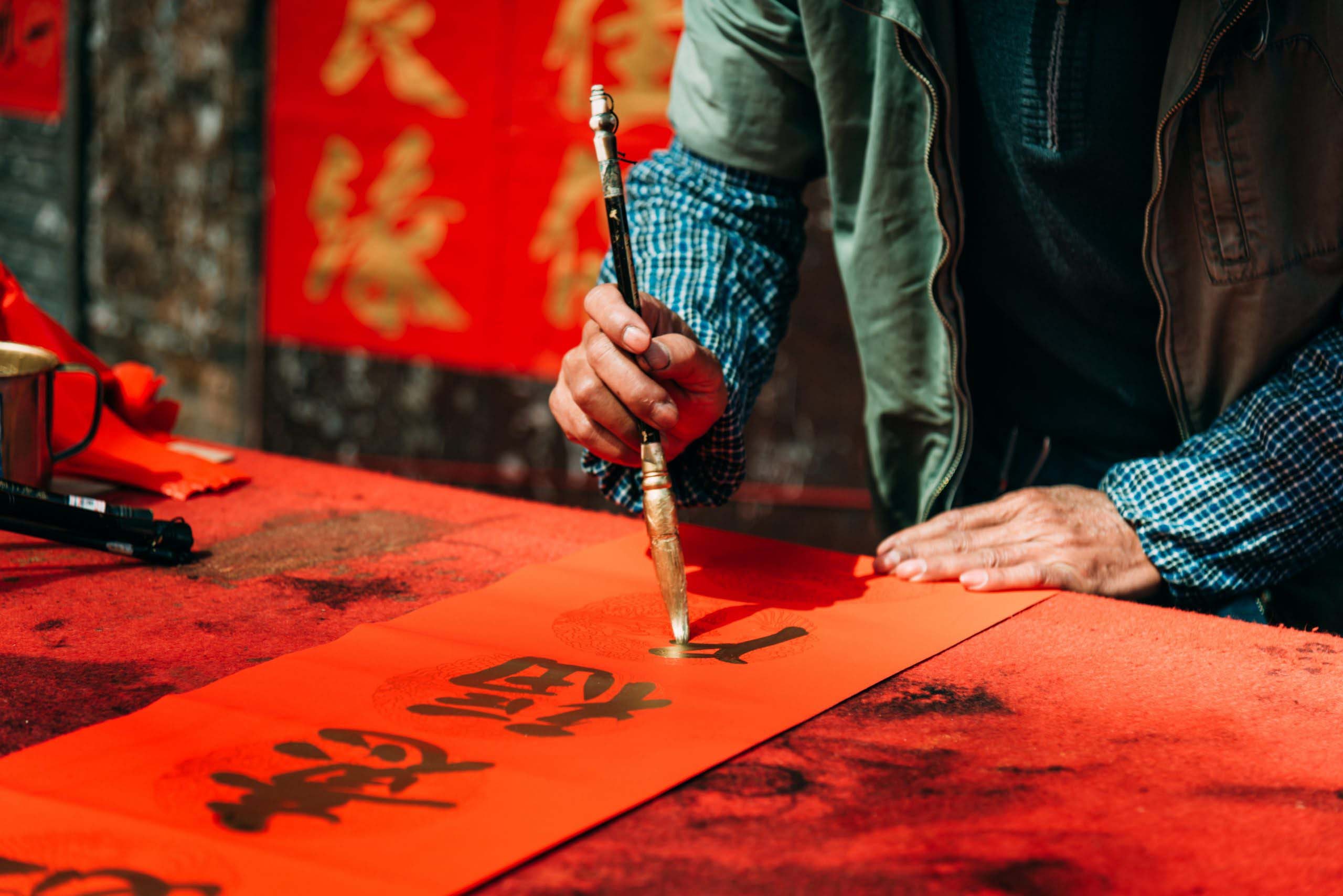 7-chinese-new-year-traditions_spring-couplets_macao-news_photo-by-yumi-chen-scaled-1.jpeg