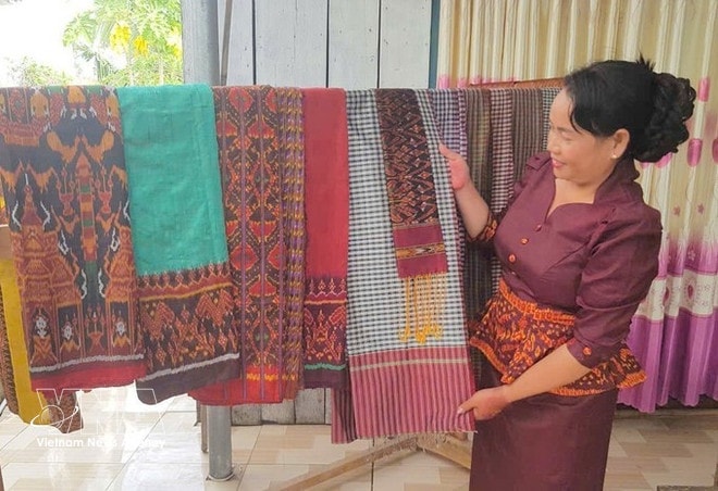 Neang Chanh Ty, head of the Van Giao Khmer brocade weaving cooperative (Photo: VNA) vnanet-2-an-giang2-0402.jpg