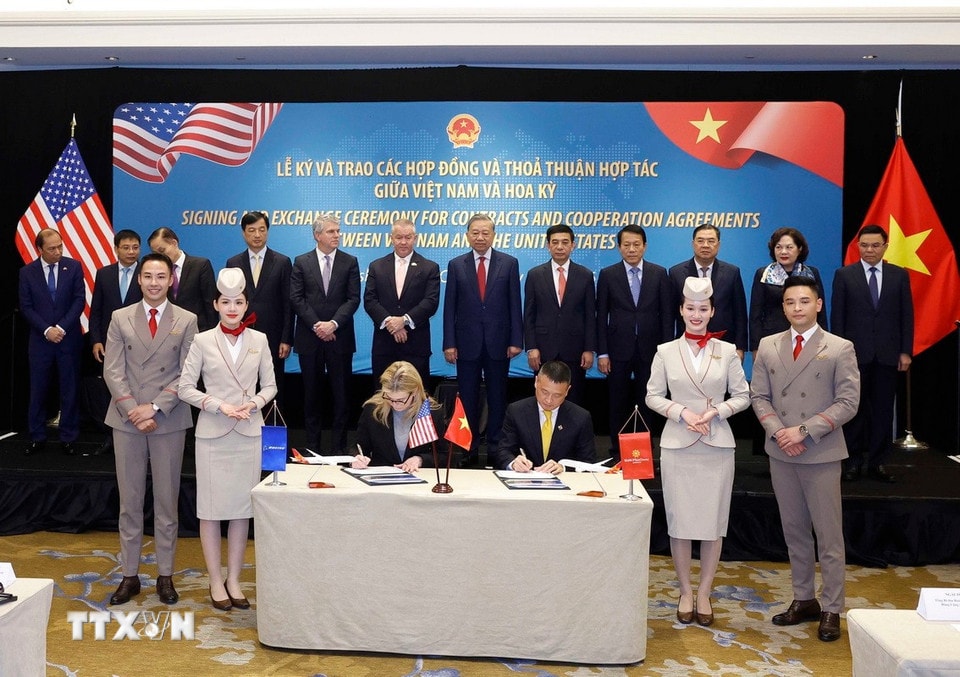 Generalsekretär To Lam wohnte der Unterzeichnungszeremonie des Vertrags über den Kauf von Boeing 787-9 Dreamliner-Flugzeugen zwischen Sun Phu Quoc Airways und der Boeing Corporation bei. (Foto: Thong Nhat/VNA)