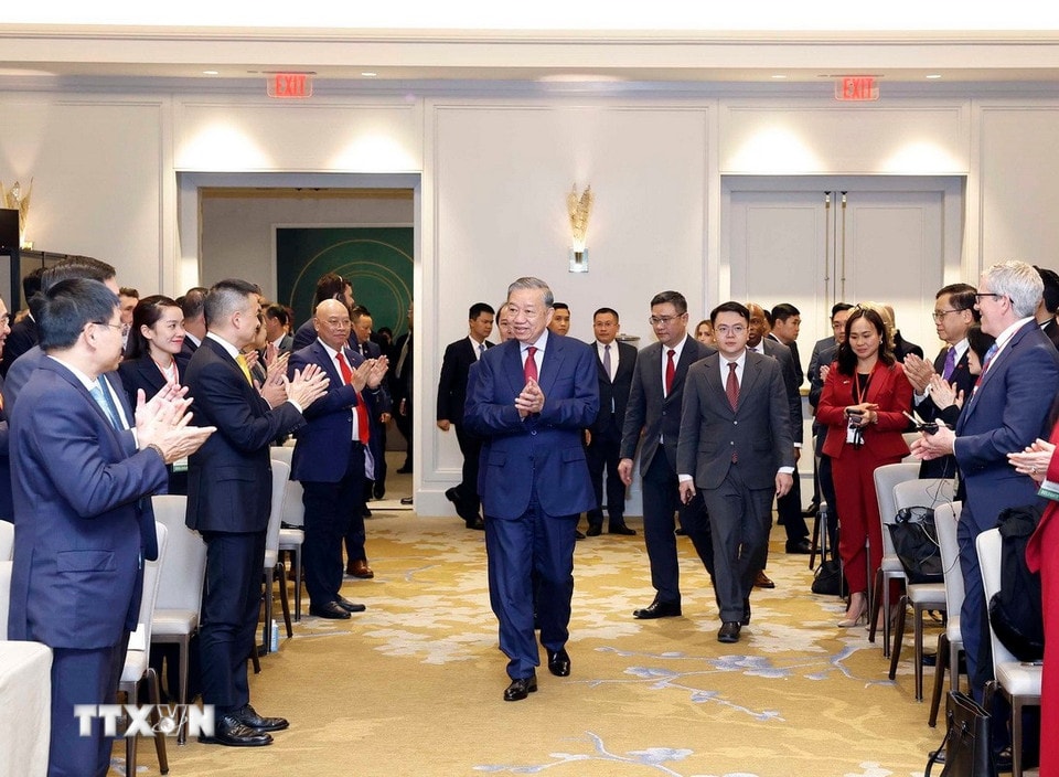 Generalsekretär To Lam nahm an der Unterzeichnungs- und Übergabezeremonie von Verträgen und Kooperationsabkommen zwischen Vietnam und den Vereinigten Staaten teil. (Foto: Thong Nhat/VNA)