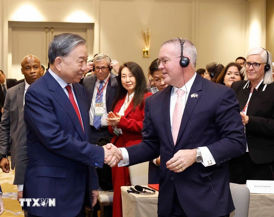 Generalsekretär To Lam nahm an der Unterzeichnungs- und Übergabezeremonie von Verträgen und Kooperationsabkommen zwischen Vietnam und den Vereinigten Staaten teil. (Foto: Thong Nhat/VNA)