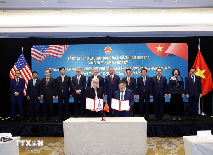 Tổng Bí thư Tô Lâm chứng kiến lễ trao Hợp đồng cung cấp động cơ GTF và dịch vụ bảo dưỡng toàn diện cho tàu bay A321NEO và A321 XLR giữa VietjetAir (Việt Nam) và Pratt & Whitney. (Ảnh: Thống Nhất/TTXVN)