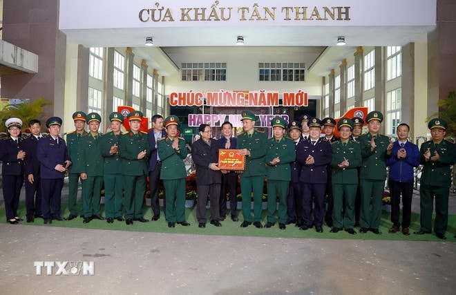 ttxvn-thu-tuong-chuc-tet-cac-luc-luong-lam-nhiem-vu-tai-cua-khau-tan-thanh-2.jpg