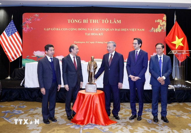 Tổng Bí thư Tô Lâm trao tặng bức tượng Chủ tịch Hồ Chí Minh cho các cơ quan đại diện Việt Nam tại Hoa Kỳ. (Ảnh: Thống Nhất/TTXVN) ttxvn-tong-bi-thu-to-lam-gap-go-ba-con-cong-dong-va-cac-co-quan-dai-dien-viet-nam-tai-hoa-ky-5.jpg