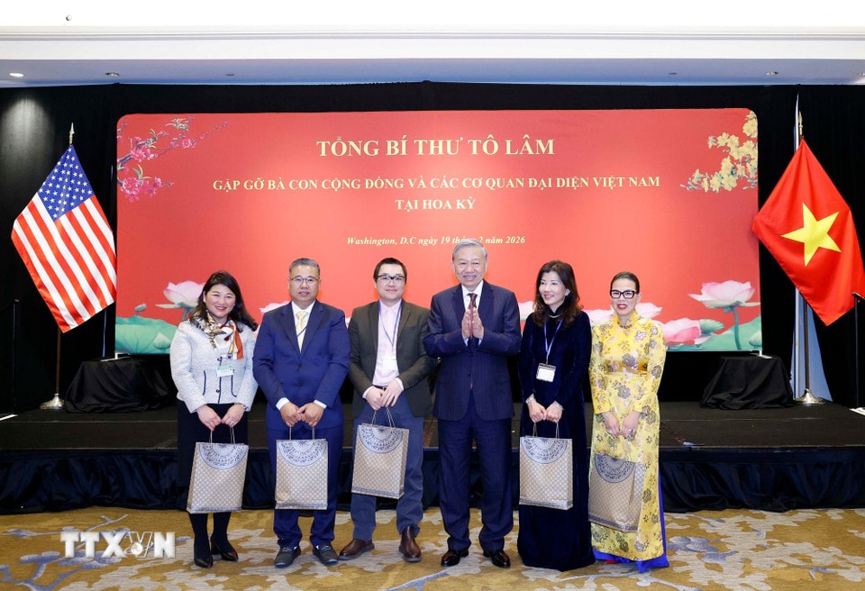 Tổng Bí thư Tô Lâm tặng quà cho các kiều bào tiêu biểu. (Ảnh: Thống Nhất/TTXVN)