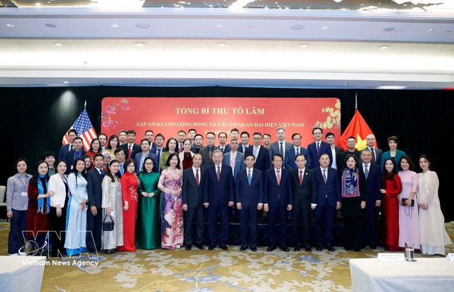 General Secretary To Lam and representatives of the Vietnamese community and agencies in the US at the meeting. (Photo: VNA) vnanet-tong-bi-thu-to-lam-gap-go-ba-con-cong-dong-va-cac-co-quan-dai-dien-viet-nam-tai-hoa-ky-8599046-1.jpg