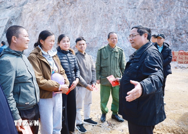 ttxvn-thu-tuong-kiem-tra-du-an-giao-thong-trong-diem-tai-lang-son-va-cao-bang-5.jpg